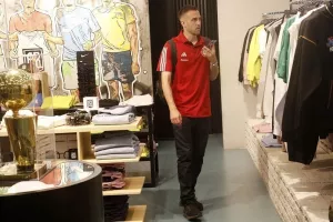 Με χαμόγελα η αναχώρηση του Ολυμπιακού για Αυστρία
