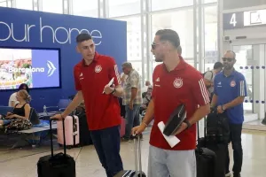 Με χαμόγελα η αναχώρηση του Ολυμπιακού για Αυστρία
