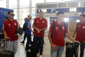 Με χαμόγελα η αναχώρηση του Ολυμπιακού για Αυστρία