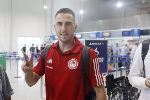 Με χαμόγελα η αναχώρηση του Ολυμπιακού για Αυστρία