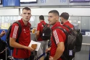 Με χαμόγελα η αναχώρηση του Ολυμπιακού για Αυστρία