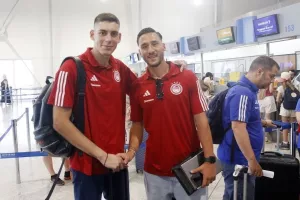 Με χαμόγελα η αναχώρηση του Ολυμπιακού για Αυστρία