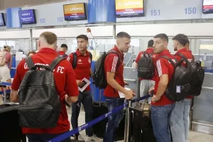 Με χαμόγελα η αναχώρηση του Ολυμπιακού για Αυστρία