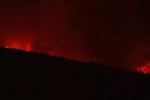Φωτιά στο Λουτράκι: Δεύτερη νύχτα αγωνίας