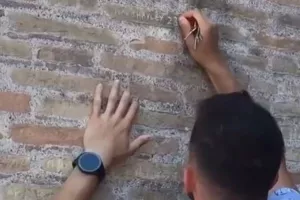 «Δεν ήξερα ότι ήταν αρχαίο μνημείο» λέει ο τουρίστας που χάραξε το όνομά του στο Κολοσσαίο