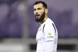 Πρόταση και... κοντά σε Κυριάκου