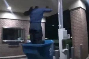 Ληστής έπεσε σε... κάδο απορριμμάτων και συνελήφθη (βίντεο)