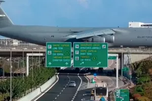 Θηριώδες αμερικανικό μεταγωγικό πέρασε από γέφυρα της Αττικής Οδού (βίντεο)