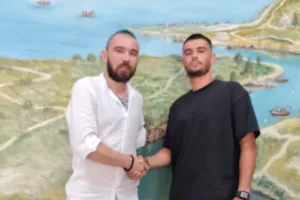 Επενδύει με Ντουμή στον άσο