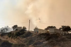 Φωτιές σε Ρόδο, Κάρυστο, Αίγιο, Υλίκη και Βόλο -«Τα δύσκολα είναι μπροστά μας», λέει ο εκπρόσωπος της Πυροσβεστικής