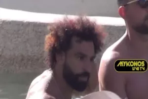 Στην Μύκονο για βουτιές ο Σαλάχ (Βίντεο)
