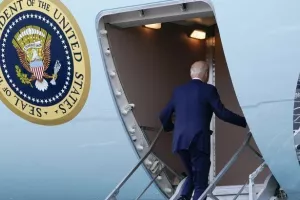 Πάλι σκόνταψε στη σκάλα του Air Force One ο Τζο Μπάιντεν