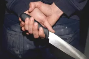Αποτροπιασμός στην Πάτρα: Μαχαίρωσε την σύντροφό του στη μέση του δρόμου