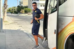 (Φωτορεπορτάζ) Η άφιξη της ΑΕΛ 