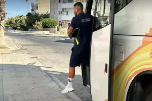 (Φωτορεπορτάζ) Η άφιξη της ΑΕΛ 