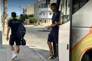 (Φωτορεπορτάζ) Η άφιξη της ΑΕΛ 
