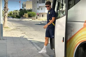 (Φωτορεπορτάζ) Η άφιξη της ΑΕΛ 