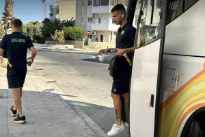 (Φωτορεπορτάζ) Η άφιξη της ΑΕΛ 