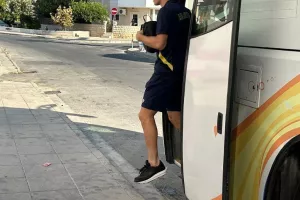 (Φωτορεπορτάζ) Η άφιξη της ΑΕΛ 