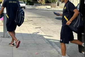 (Φωτορεπορτάζ) Η άφιξη της ΑΕΛ 