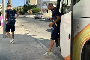 (Φωτορεπορτάζ) Η άφιξη της ΑΕΛ 