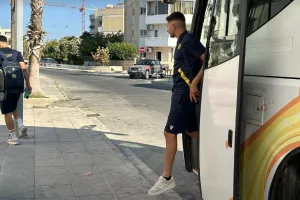 (Φωτορεπορτάζ) Η άφιξη της ΑΕΛ 