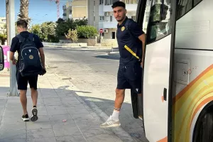 (Φωτορεπορτάζ) Η άφιξη της ΑΕΛ 