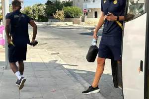 (Φωτορεπορτάζ) Η άφιξη της ΑΕΛ 