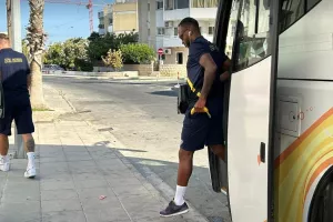 (Φωτορεπορτάζ) Η άφιξη της ΑΕΛ 