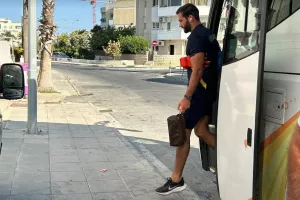 (Φωτορεπορτάζ) Η άφιξη της ΑΕΛ 
