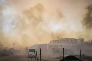 Ρόδος - Ανεξέλεγκτη κατάσταση: Εκκενώσεις με πλωτά σκάφη του Λιμενικού (Βίντεο)