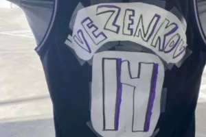 Οπαδοί των Κινγκς έφτιαξαν τις πρώτες φανέλες του Βεζένκοβ με... χειροτεχνίες
