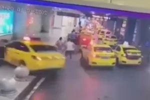 Οδηγός ταξί έπεσε πάνω σε οικογένεια: Κανείς δεν πήγε να βοηθήσει (βίντεο)