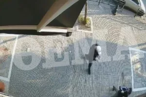 Καρέ καρέ η επίθεση στο κατάστημα γνωστού τράπερ