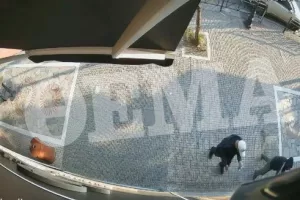 Καρέ καρέ η επίθεση στο κατάστημα γνωστού τράπερ