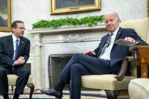 Ο Μπάιντεν συνάντησε τον πρόεδρο του Ισραήλ με... σκονάκια