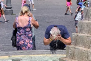 Οι Γερμανοί συστήνουν μεσημεριανή σιέστα, ελαφριά ρούχα και κρύα ποδόλουτρα για την αντιμετώπιση του καύσωνα