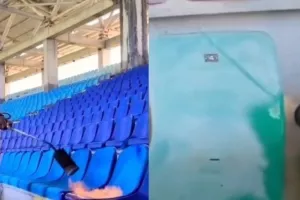 Καθαρίζουν τα καθίσματα σε στάδια με φωτιά και έγιναν viral (βίντεο)