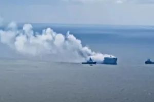 Φορτηγό πλοίο έπιασε φωτιά στη μέση του ωκεανού: Ένα ηλεκτρικό αυτοκίνητο προκάλεσε την καταστροφή