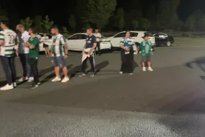 (ΒΙΝΤΕΟ/ΦΩΤΟΣ) Χειροκρότησαν τους ποδοσφαιριστές 