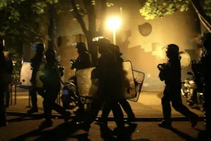 Χάος στη Γαλλία: Φωτιές, λεηλασίες και 45.000 αστυνομικοί στους δρόμους