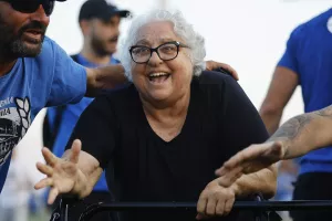 Η κυρία Φωτεινή έκανε "ΜΠΑΜ" με τους Μαχητές!