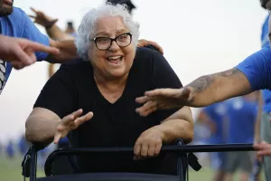 Η κυρία Φωτεινή έκανε "ΜΠΑΜ" με τους Μαχητές!