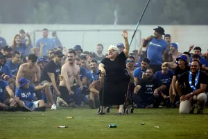 Η κυρία Φωτεινή έκανε "ΜΠΑΜ" με τους Μαχητές!