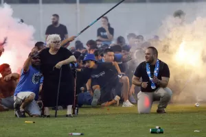 Η κυρία Φωτεινή έκανε "ΜΠΑΜ" με τους Μαχητές!