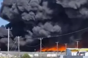 Καίγεται εργοστάσιο στη Λευκωσία