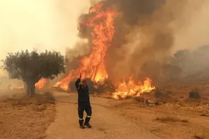 Μεγάλη αναζωπύρωση ανάμεσα σε Μάνδρα και Μέγαρα, στην Αγία Σωτήρα