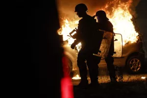 Σόλτς για τις ταραχές στη Γαλλία: «Παρακολουθούμε με ανησυχία τα τεκταινόμενα»