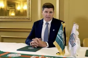 "Πρωθυπουργός που ανακοινώνει πόλεμο": Γλέντι στον Τζέραρντ 