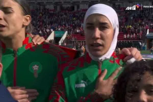 Νουάιλα Μπενζίνα: Η πρώτη παίκτρια που αγωνίζεται με Χιτζάμπ σε Μουντιάλ